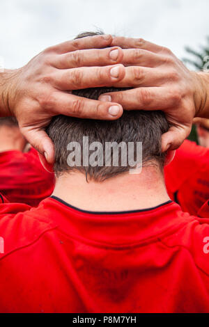 POINTNOIRE/DEMOKRATISCHE REPUBLIK KONGO - 18 Mai 2013 - Bewunderer Rugbyspieler bis zu warm Stockfoto