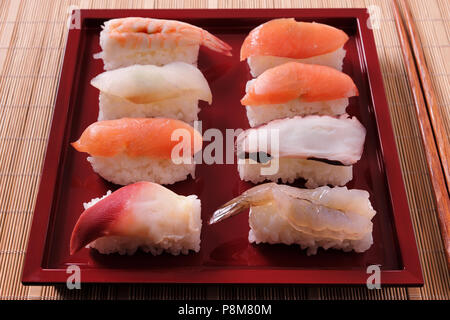 Sushi Auswahl, verschiedene rote Platte Stäbchen Nahaufnahme Stockfoto