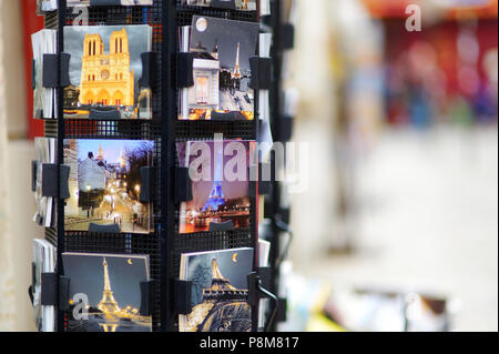 März 1, 2015 - PARIS: Verschiedene Postkarten aus Paris im Souvenirshop angezeigt Stockfoto