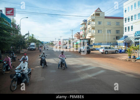 Die Hauptstraße in die Stadt von Preah Vihear Stadt von Kambodscha. Kambodscha, Kampong Thom, November, 2017, Stockfoto