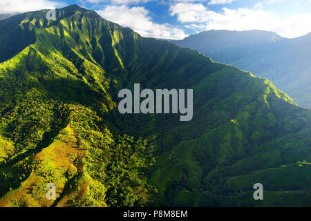 Beeindruckende Luftaufnahme von spektakulären Dschungel, Kauai, Hawaii Stockfoto