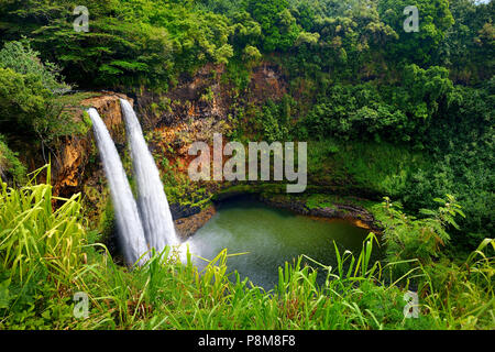 Majestic twin Wailua Wasserfälle auf Kauai, Hawaii Stockfoto