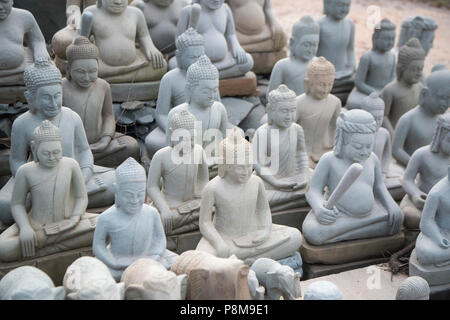 Ein Buddha carving Factory im Dorf Kakaoh östlich der Stadt Kampong Thom Kambodscha. Kambodscha, Kampong Thom, November, 2017, Stockfoto