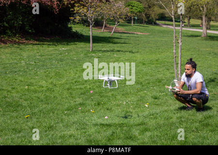 Ein Mann seine Drohne in einem Crystal Palace Park, London, England Stockfoto