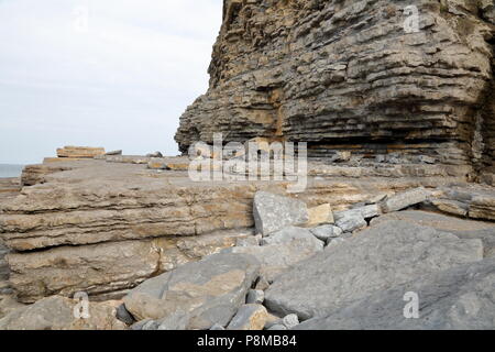 Eine frische Rock fallen auf der Klippe an der Dunraven Bay in der Nähe von Bridgend auf der Heritage Coast in diesem Schönheit Punkt von vielen Touristen besucht. Stockfoto