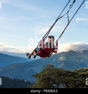 Banos, Ecuador - 22. November 2017: Die Schaukel Am Ende Der Welt im Casa Del Arbol, Baumhaus in Banos De Aqua Santa, Ecuador, South entfernt Stockfoto