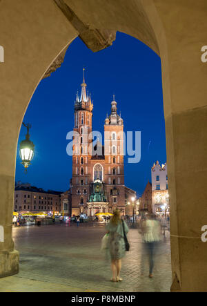 Die Basilika St. Maria durch Arkaden von Krakau Tuchhallen (Sukiennice), Polen gesehen Stockfoto