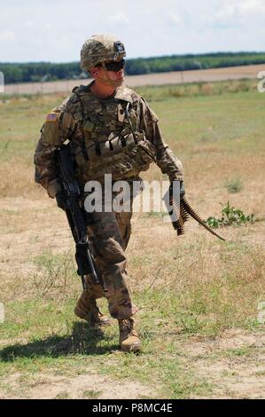 Armee Pfc. Shuang Li, Bravo Company, 2-5 Cav, 1st Armored Brigade Combat Team, 1.Kavallerie Division, Wanderungen zu den Bravo Zulu in Rumänien, Mihail Kogalniceanu Air Base, Juni 25, 2018, 25. Juni 2018. Li schoß eine Vielzahl von Zielen mit einem M249 B Maschinengewehr während eines small arms Fire Training zur Unterstützung der Atlantischen lösen, ein bleibendes Training übung zwischen der NATO und der US-Streitkräfte. (U.S. Army National Guard Foto von SPC. Hannah Tarkelly, 382 Öffentliche Angelegenheiten Ablösung/1. ABCT, 1 CD-/Freigegeben). () Stockfoto