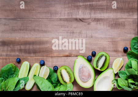 Holz- Hintergrund mit frischem gesunden Gemüse, Früchte und Beeren, Kopie Raum Stockfoto