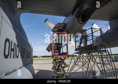 Älterer Flieger Tim Johnson und Senior Airman Hunter Mitchell, Aerospace Propulsion Specialist, 179Th Airlift Wing Instandhaltungsgruppe, wertet ein Motor der C-130H Hercules, während es am 26. Juni 2018, an der 179th Airlift Wing, Mansfield, Ohio, 26. Juni 2018. Die Diagnose muss der Motor laufen, damit der Flieger, die Ursache für dieses besondere Problem ordnungsgemäß zu identifizieren und ist auch mit dem Flugzeug Mechanik bekannt als "eine auf dem Stand". (U.S. Air National Guard Foto von Kapitän Paul Stennet/Freigegeben). () Stockfoto