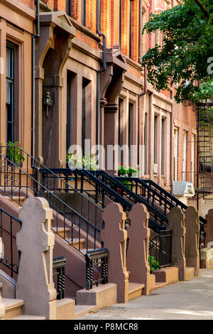 New York City/USA - 10.JULI 2018: Alte Gebäude in Hicks Street in Brooklyn Heights Neighborhood New York City Stockfoto