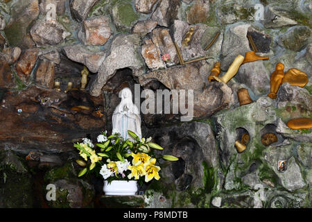 Jungfrau von Lourdes Statue und Wachs Körperteile in Grotte auf dem Monte do Calvario, Vila Praia de Ancora, Provinz Minho, Nordportugal Stockfoto