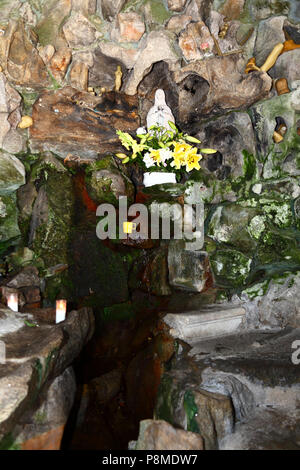 Jungfrau von Lourdes Statue, Feder und Wachs Körperteile in Grotte auf dem Monte do Calvario, Vila Praia de Ancora, Provinz Minho, Nordportugal Stockfoto