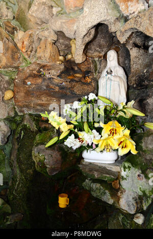 Jungfrau von Lourdes Statue und die Feder in einer Grotte auf dem Monte do Calvario, Vila Praia de Ancora, Provinz Minho, Nordportugal Stockfoto