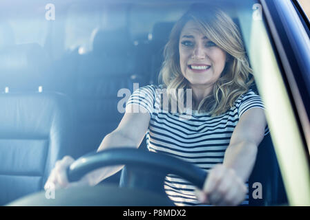 Die Frau das Auto fahren in Panik. Stockfoto