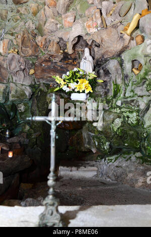 Jungfrau von Lourdes Statue, Feder und Wachs Körperteile in Grotte auf dem Monte do Calvario, Vila Praia de Ancora, Provinz Minho, Nordportugal Stockfoto