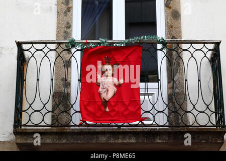 Weihnachten Banner mit Baby Jesus und auf dem Balkon, Lametta, Vila Praia de Ancora, Provinz Minho, Nordportugal Stockfoto