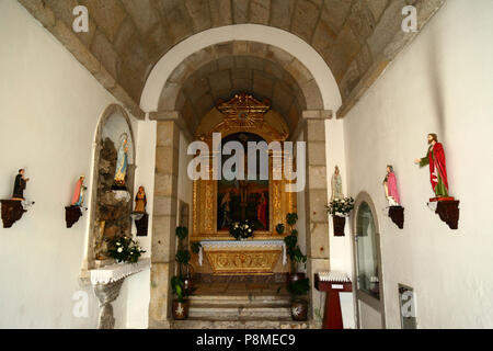 Jungfrau von Lourdes Statue und Innenraum der Kirche von Monte do Calvario, Vila Praia de Ancora, Provinz Minho, Nordportugal Stockfoto