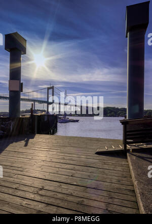 Säulen bilden Rahmen durch die Sonne spähen durch in der Nähe von Bridge, Göteborg, Schweden Stockfoto