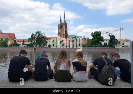 Die jungen Menschen durch die Oder und die Dominsel in Breslau Polen sitzen Stockfoto