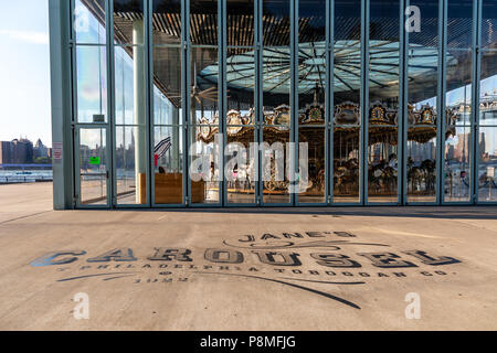 New York City/USA - 10.JULI 2018: Jane's Karussell an klaren Tag nachmittag in Brooklyn Bridge Park Stockfoto