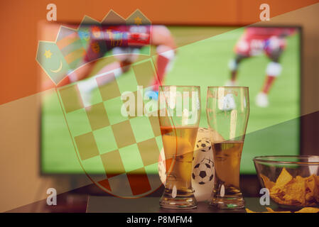 Double Exposure der kroatischen Flagge und zwei Gläser Bier vor dem Fernseher Fußball spielen Stockfoto