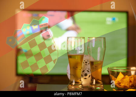 Double Exposure der kroatischen Flagge und zwei Gläser Bier vor dem Fernseher Fußball spielen Stockfoto