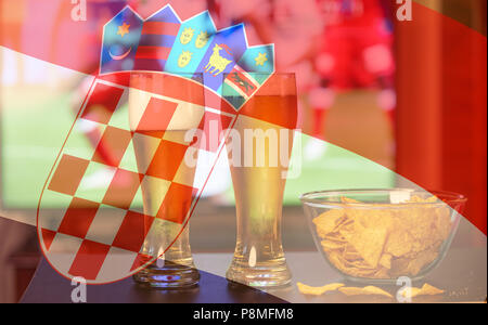 Double Exposure der kroatischen Flagge und zwei Gläser Bier vor dem Fernseher Fußball spielen Stockfoto