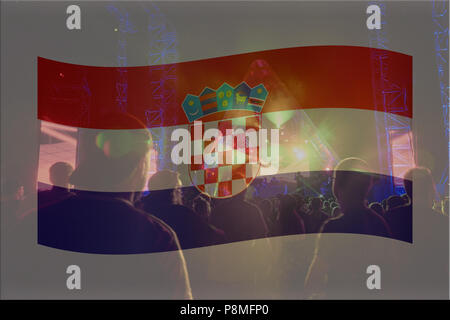 Double Exposure der kroatischen Flagge und jubelnden Menge Stockfoto