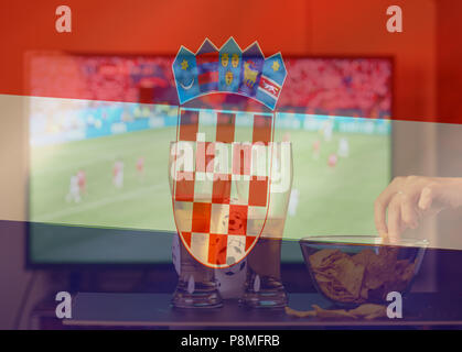 Double Exposure der kroatischen Flagge und jubelnden Menge Stockfoto