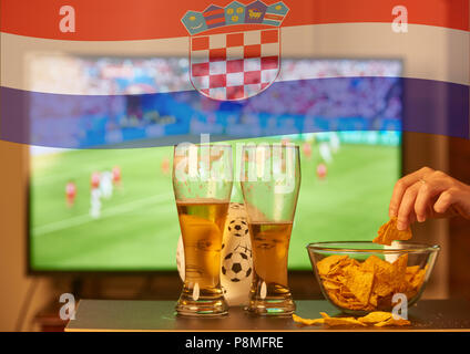 Double Exposure der kroatischen Flagge und jubelnden Menge Stockfoto