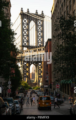 New York City/USA - 10.JULI 2018: Manhattan Bridge View aus Washington Street in DUMBO, Brooklyn Stockfoto