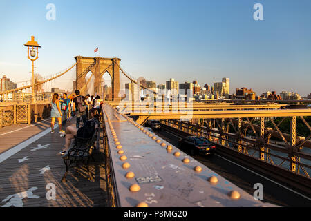 New York City/USA - 10.JULI 2018: Aufwachen auf der Brooklyn Bridge in heissen Sommernachmittag Stockfoto