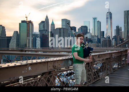 New York City/USA - 10.JULI 2018: Mann spielt Uilleann pipes auf der Brooklyn Bridge Stockfoto