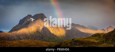 Regenbogen über die Berge von Flakstadoya Stockfoto