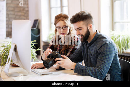 Zwei junge Designer in modernen Büro Stockfoto