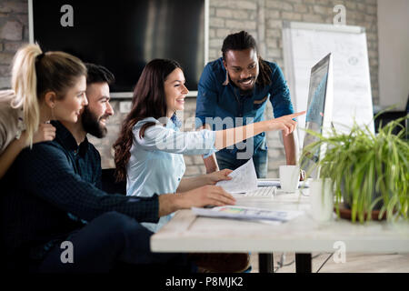 Junge Architekten, die am Projekt im Büro Stockfoto