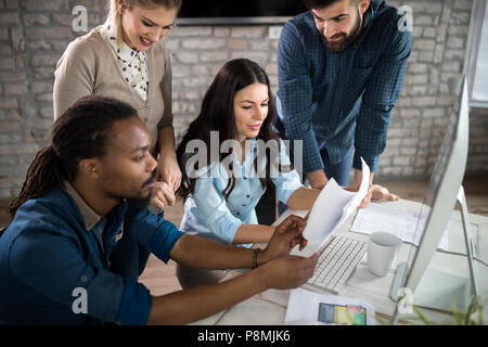 Junge Architekten, die am Projekt im Büro Stockfoto