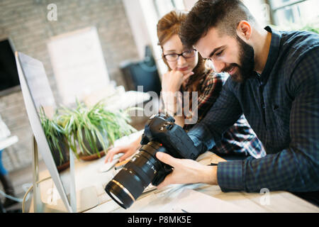 Zwei junge Designer in modernen Büro Stockfoto