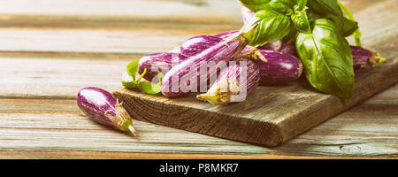 Haufen kleine Aubergine oder Aubergine Stockfoto