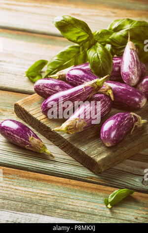Haufen kleine Aubergine oder Aubergine Stockfoto