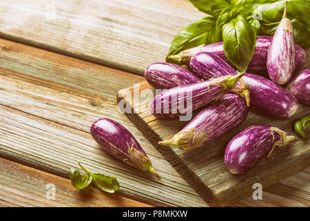 Haufen kleine Aubergine oder Aubergine Stockfoto