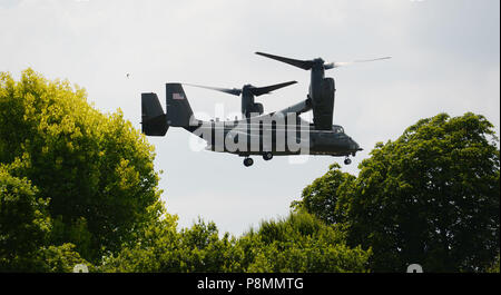Eine Osprey Helikopter der US Marine Corps kommt ins Land in der Residenz des US-Botschafters im Londoner Regent's Park, wo US-Präsident Donald Trump Ausgabe Mittwoch Nacht ist. Stockfoto