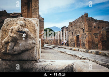 Öffentliche Brunnen mit Herkules, dass der Löwe in den Straßen von Pompeji tötet Stockfoto