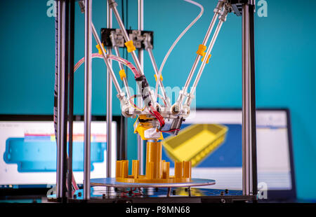 Drucken orange Teilen auf ein 3D-Drucker Stockfoto