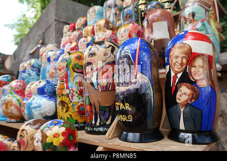 Traditionelle Matrjoschka mit gemalten Abbildung von US-Präsident Donald Trump First Lady Melania und ihr Sohn Barron in ein Souvenir in der Stadt Kiew, die Hauptstadt der Ukraine Abschaltdruck Stockfoto