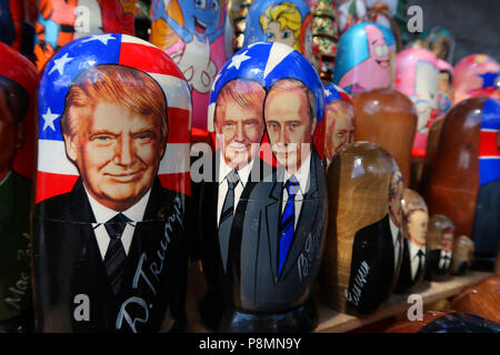 Traditionelle Matroschka-Puppen, die US-Präsident Donald Trump und den russischen Präsidenten Wladimir Putin darstellen, können in einem Souvenirstand in der Stadt Kiew oder der ukrainischen Hauptstadt Kiew verkauft werden Stockfoto