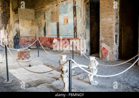 Tabelle fein gearbeitet in einem Domus von Pompeji. Stockfoto