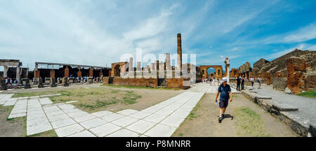 Pompeji, Italien, 30. Mai 2015: Touristen zu Fuß in das alte Loch der antiken Ruinen von Pompeji wurde durch den Ausbruch des Vulkans Ve begraben Stockfoto