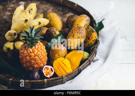 Gemischte Früchte Ananas, Mango, Passionsfrucht im Dreschen Warenkorb Stockfoto